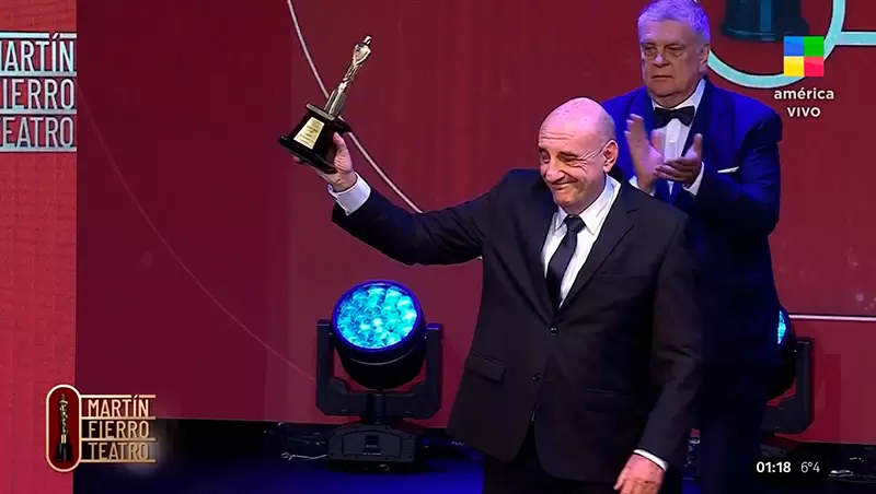 Gabriel "el Puma" Goity al recibir el galardón más esperado de la velada: el Martín Fierro de Oro