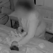 "Me acuerdo de las imágenes y lloro": descubrió a la niñera golpeando salvajemente a su bebé de siete meses