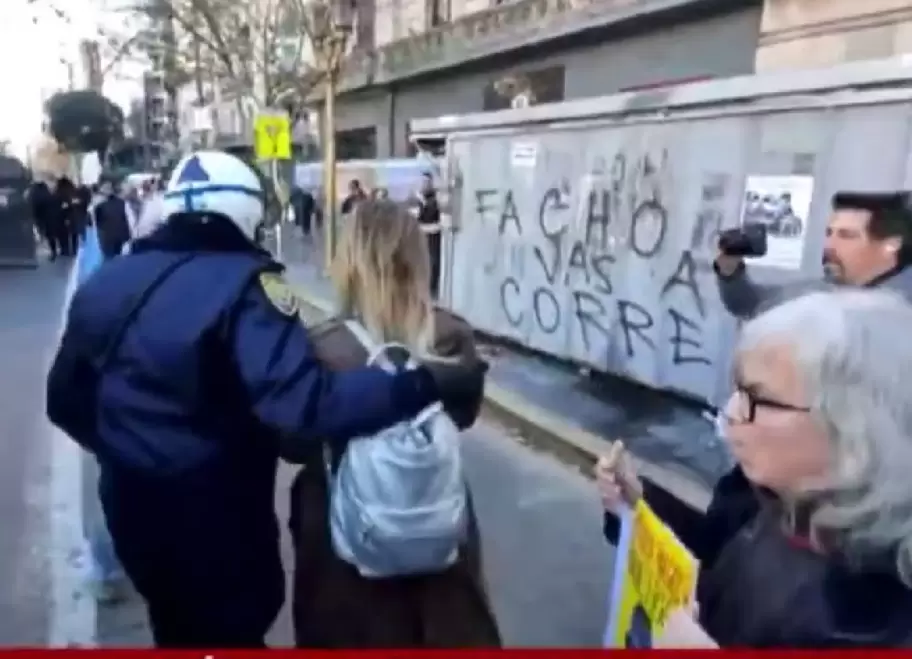 Lilia Lemoine tuvo que retirarse escoltada por la Policía