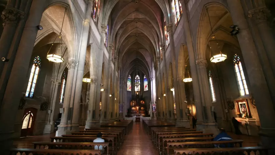 El agresor irrumpi en la Baslica de los Santos Pedro y Cecilia, sembr el pnico y escap a pie