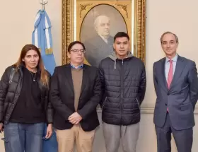 La familia del estudiante libertario que mintió sobre una persecución y los funcionarios del Ministerio de Capital Humano que lo recibieron.