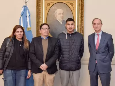 La familia del estudiante libertario que mintió sobre una persecución y los funcionarios del Ministerio de Capital Humano que lo recibieron.
