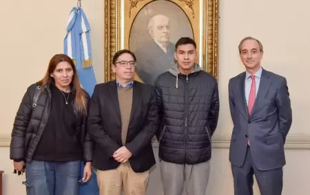 La familia del estudiante libertario que mintió sobre una persecución y los funcionarios del Ministerio de Capital Humano que lo recibieron.