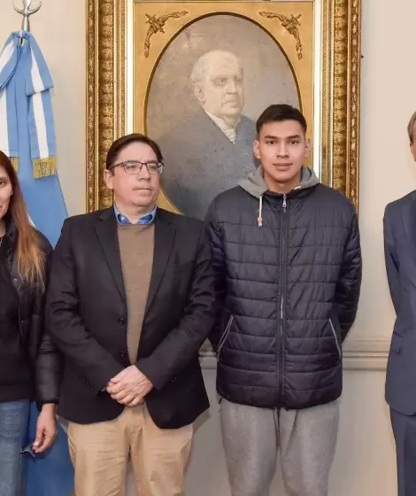 La familia del estudiante libertario que mintió sobre una persecución y los funcionarios del Ministerio de Capital Humano que lo recibieron.
