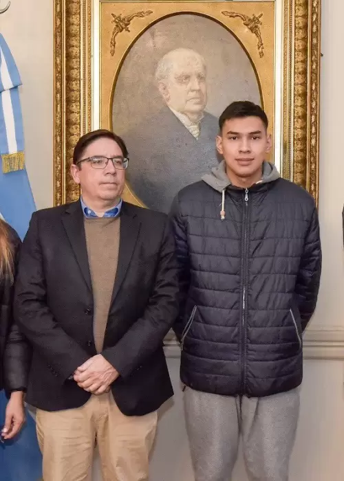 La familia del estudiante libertario que mintió sobre una persecución y los funcionarios del Ministerio de Capital Humano que lo recibieron.