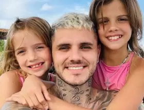 Mauro Icardi junto a sus hijas, Francesca e Isabella