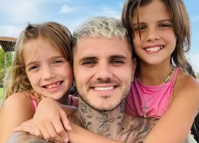 Mauro Icardi junto a sus hijas, Francesca e Isabella