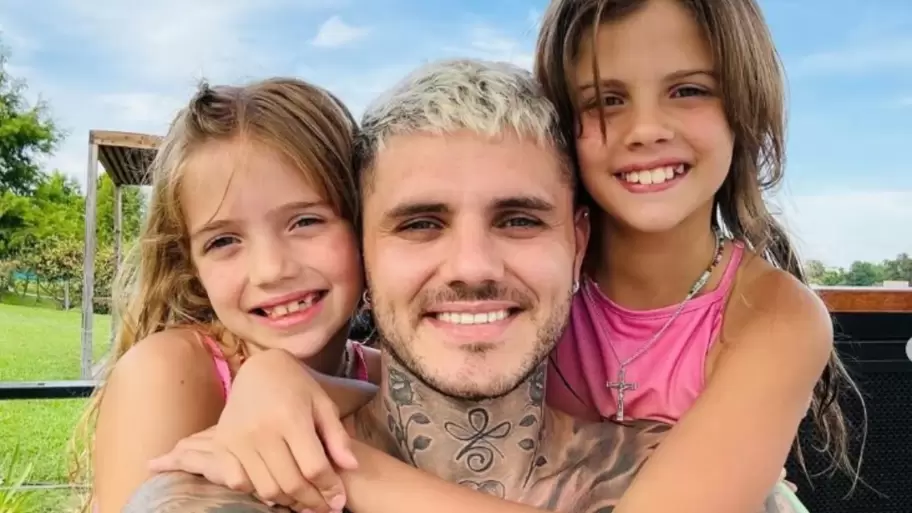 Mauro Icardi junto a sus hijas, Francesca e Isabella