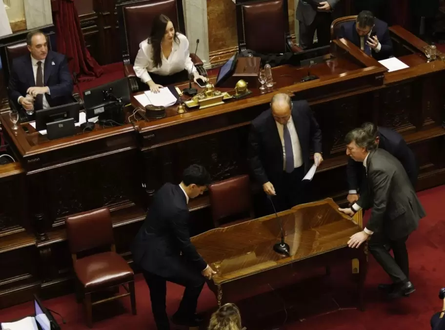 Las tensiones en el recinto derivaron en su intempestiva huida y la postergacin del debate.