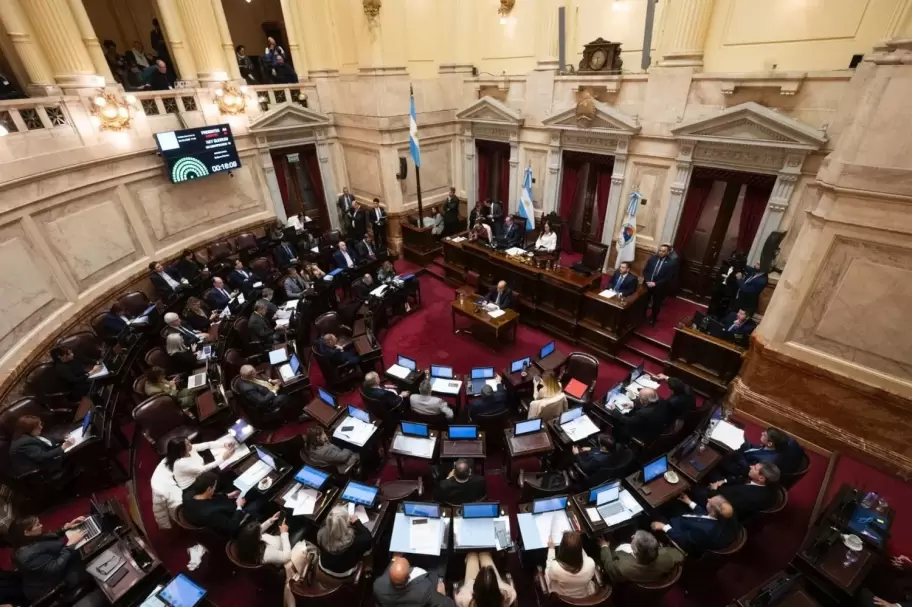 El jefe de Gabinete present su informe de gestin ante el Senado con un desliz revelador, promesas infladas y nmeros cuestionados.