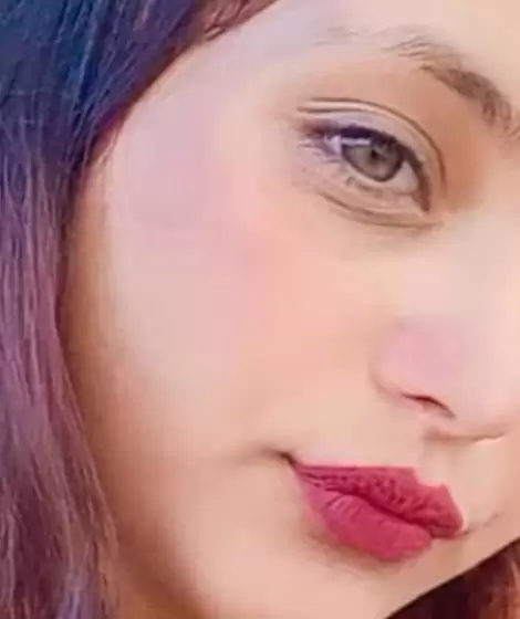 Lleva un tatuaje con el nombre "Jorge" en el antebrazo, otro tribal sobre el ombligo y un piercing en la nariz.