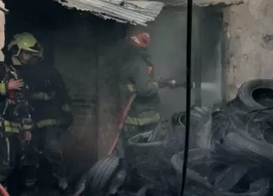 Los Bomberos de la Ciudad apagan el incendio en el PH de Parque Avellaneda.