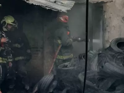 Los Bomberos de la Ciudad apagan el incendio en el PH de Parque Avellaneda.