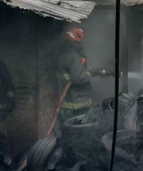 Los Bomberos de la Ciudad apagan el incendio en el PH de Parque Avellaneda.