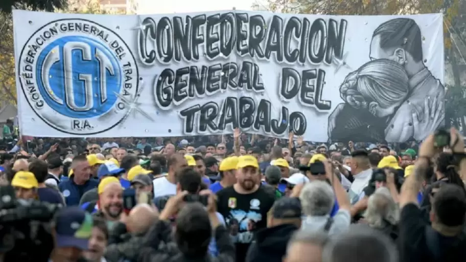El gobierno de Javier Milei trató de limitar el derecho a huelga pero los trabajadores fueron mas fuerte