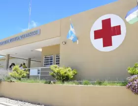 Tenía marcas en el cuello y golpes en el rostro. Su madre admitió que el padre "no tiene paciencia".