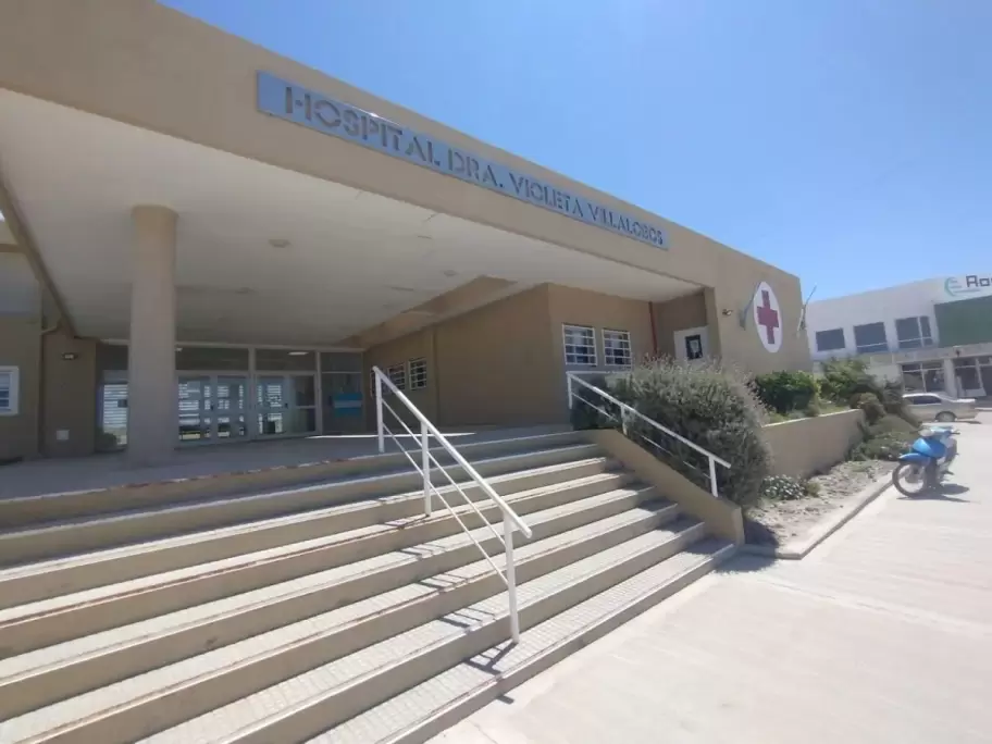 El niño ingresó al hospital con hematomas y una fractura en el brazo.