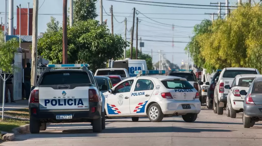 Estrelló el auto de su pareja contra la casa de la ex