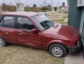 Estrelló el auto de su pareja contra la casa de la ex