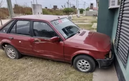 Estrell el auto de su pareja contra la casa de la ex