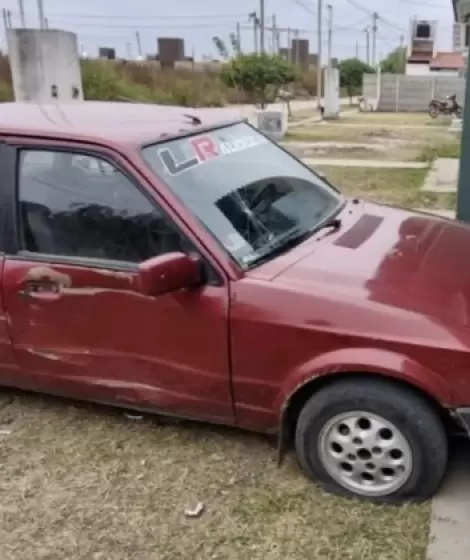 Estrelló el auto de su pareja contra la casa de la ex