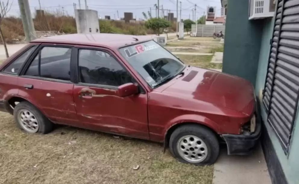 Ataque de celos y furia en Santiago del Estero: encontró el auto de su pareja en la casa de la ex y se lo estrelló