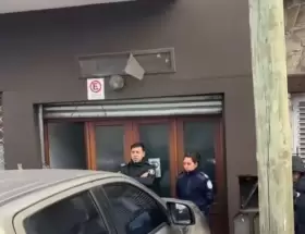 Había pasado la noche refugiado en ese espacio gracias a la solidaridad de una vecina.