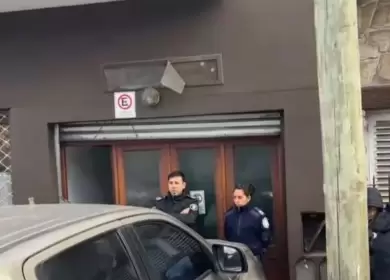 Había pasado la noche refugiado en ese espacio gracias a la solidaridad de una vecina.