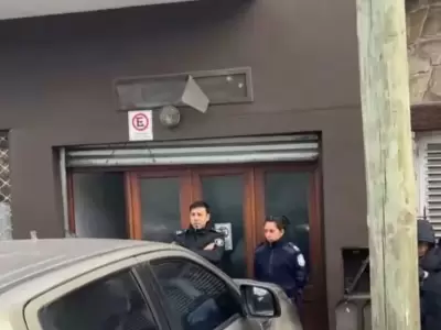 Había pasado la noche refugiado en ese espacio gracias a la solidaridad de una vecina.