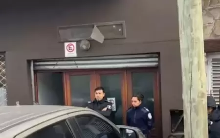 Había pasado la noche refugiado en ese espacio gracias a la solidaridad de una vecina.
