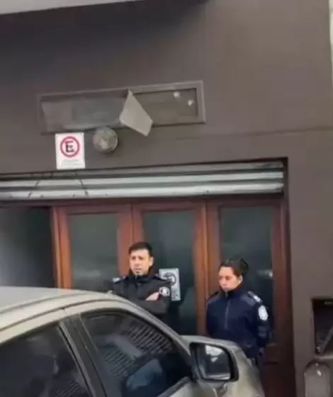 Había pasado la noche refugiado en ese espacio gracias a la solidaridad de una vecina.