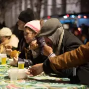 Milei recorta y el frío mata: guía completa de ONGs e iglesias que ayudan a personas en situación de calle