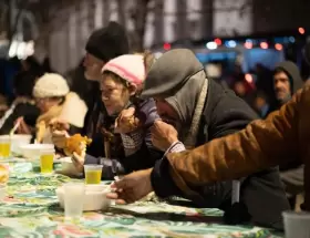 Distintas ONGs e Iglesias asisten con comida y abrigo a las personas más vulnerables