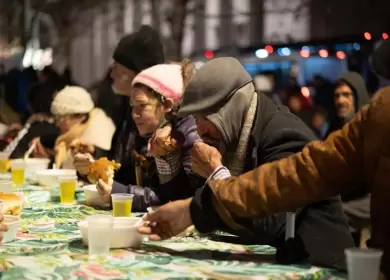 Distintas ONGs e Iglesias asisten con comida y abrigo a las personas más vulnerables
