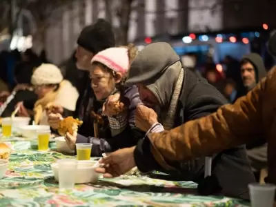 Distintas ONGs e Iglesias asisten con comida y abrigo a las personas más vulnerables