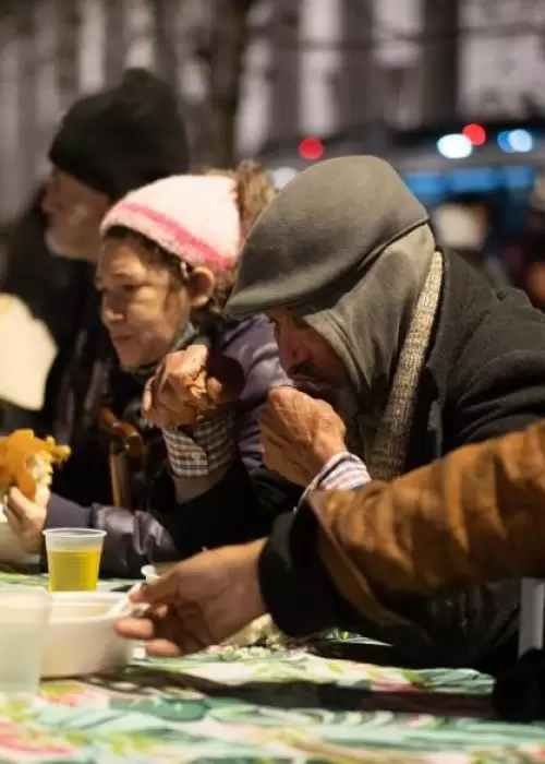 Distintas ONGs e Iglesias asisten con comida y abrigo a las personas más vulnerables