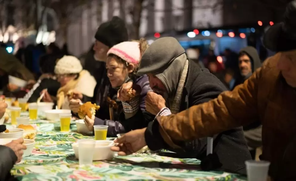 Milei recorta y el frío mata: guía completa de ONGs e iglesias que ayudan a personas en situación de calle
