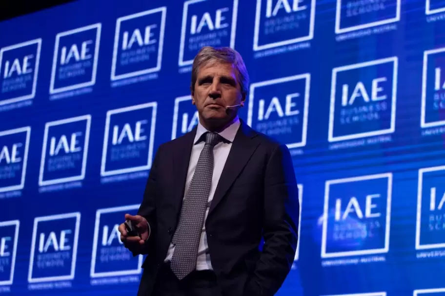 El ministro de economía argentino Luis Caputo celebró que la clase media use sus ahorros en dólares