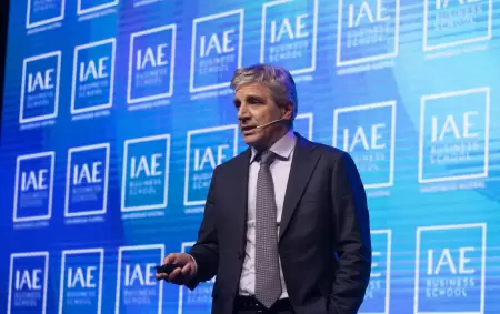 Toto Caputo dice que las empresas argentinas vienen quebrando desde hace 18 meses