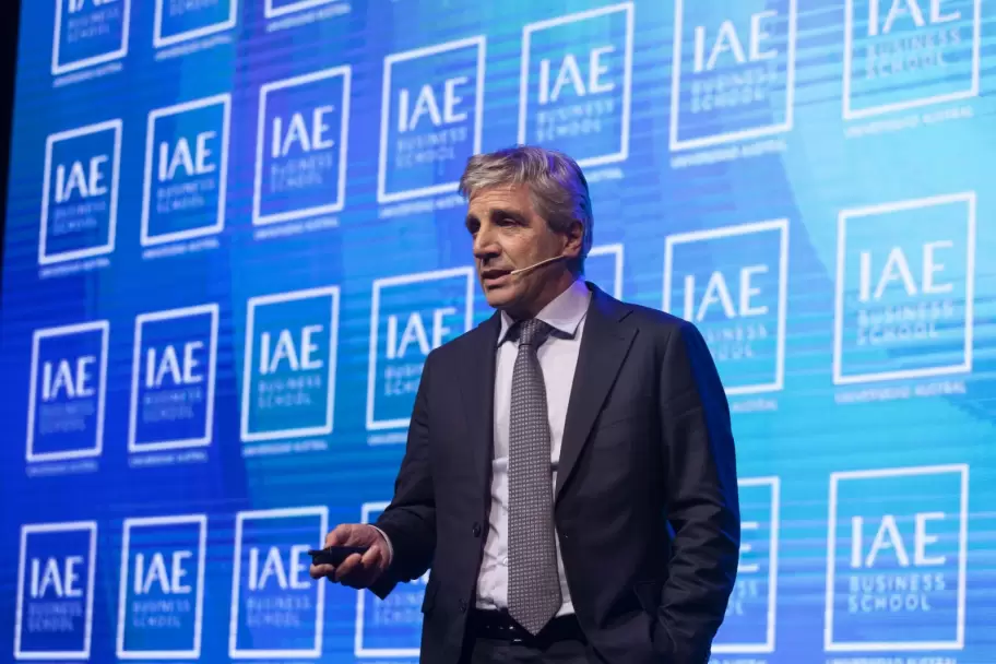 Toto Caputo dice que las empresas argentinas vienen quebrando desde hace 18 meses
