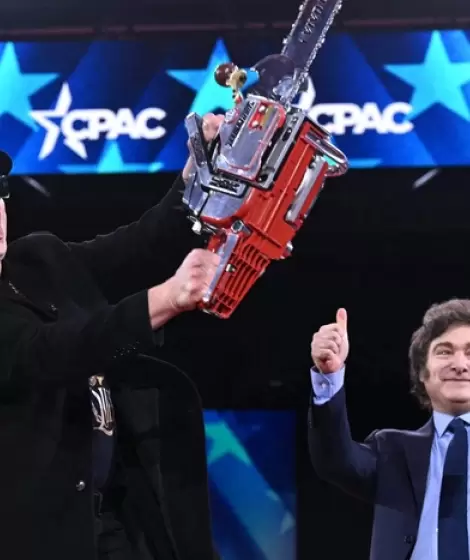 Elon Musk ostenta la motosierra que Javier Milei subió a darle al escenario.