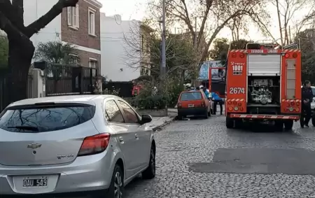 Los Bomberos de la Ciudad trabajando en el lugar en el cual falleció una familia entera por una intoxicación por monóxido de carbono.