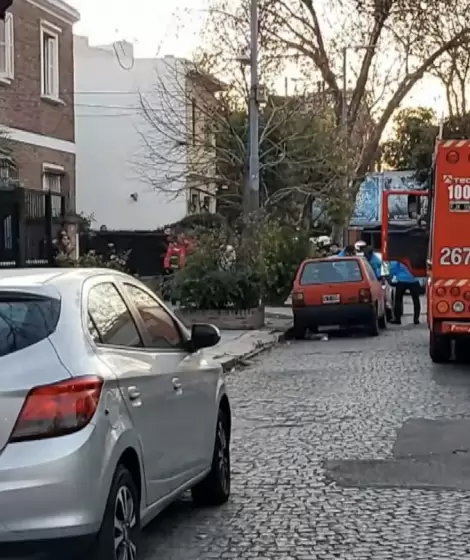 Los Bomberos de la Ciudad trabajando en el lugar en el cual falleció una familia entera por una intoxicación por monóxido de carbono.