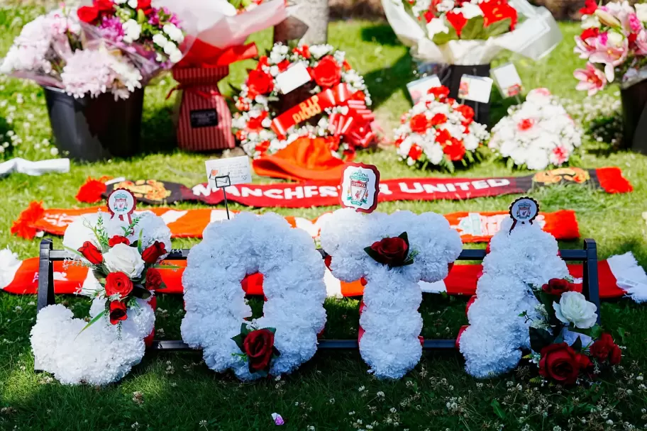 En el estadio de Anfield ya comenzaron los homenajes a Diogo Jota.