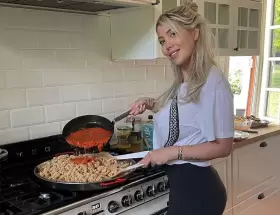 Wanda aceptó que le bajen el sueldo