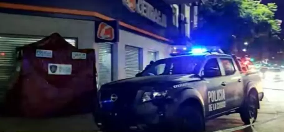 Investigan la muerte de un hombre que apareció apuñalado en la vía pública