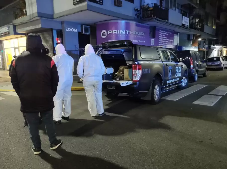 Investigan la muerte de un hombre que apareció apuñalado en la vía pública