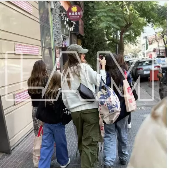 La China Suárez en el Barrio Chino con las hijas de Wanda Nara
