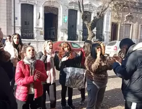 El escrache de las madres y padres del colegio platense Universitas que tenía una conexión de gas ilegal y expuso a los alumnos a una intoxicación.