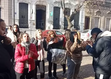 El escrache de las madres y padres del colegio platense Universitas que tenía una conexión de gas ilegal y expuso a los alumnos a una intoxicación.